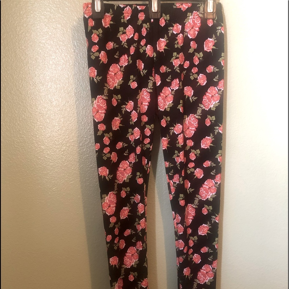Custom made leggings, medium size, black/roses, never being used,